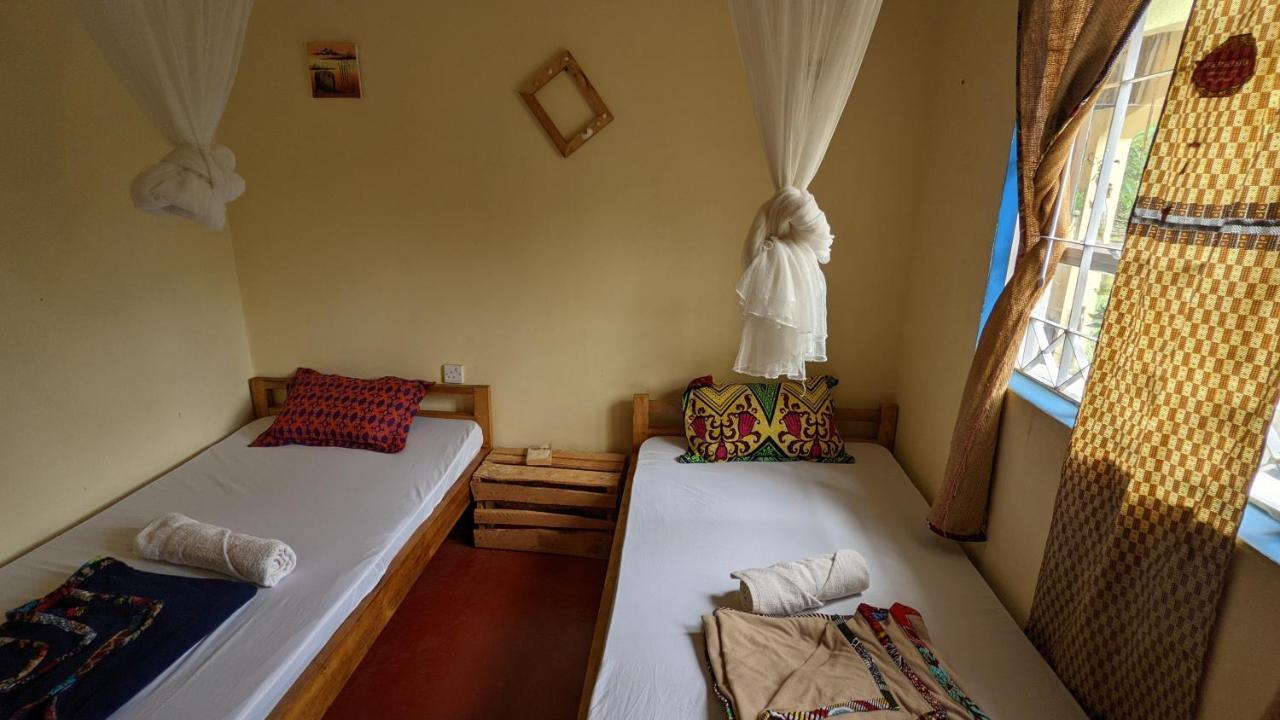 Backyard Hostel Moshi Kamer foto